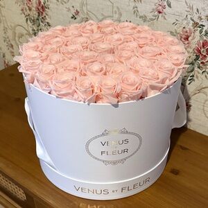 Venus Et Fleur Pink Roses in White Box